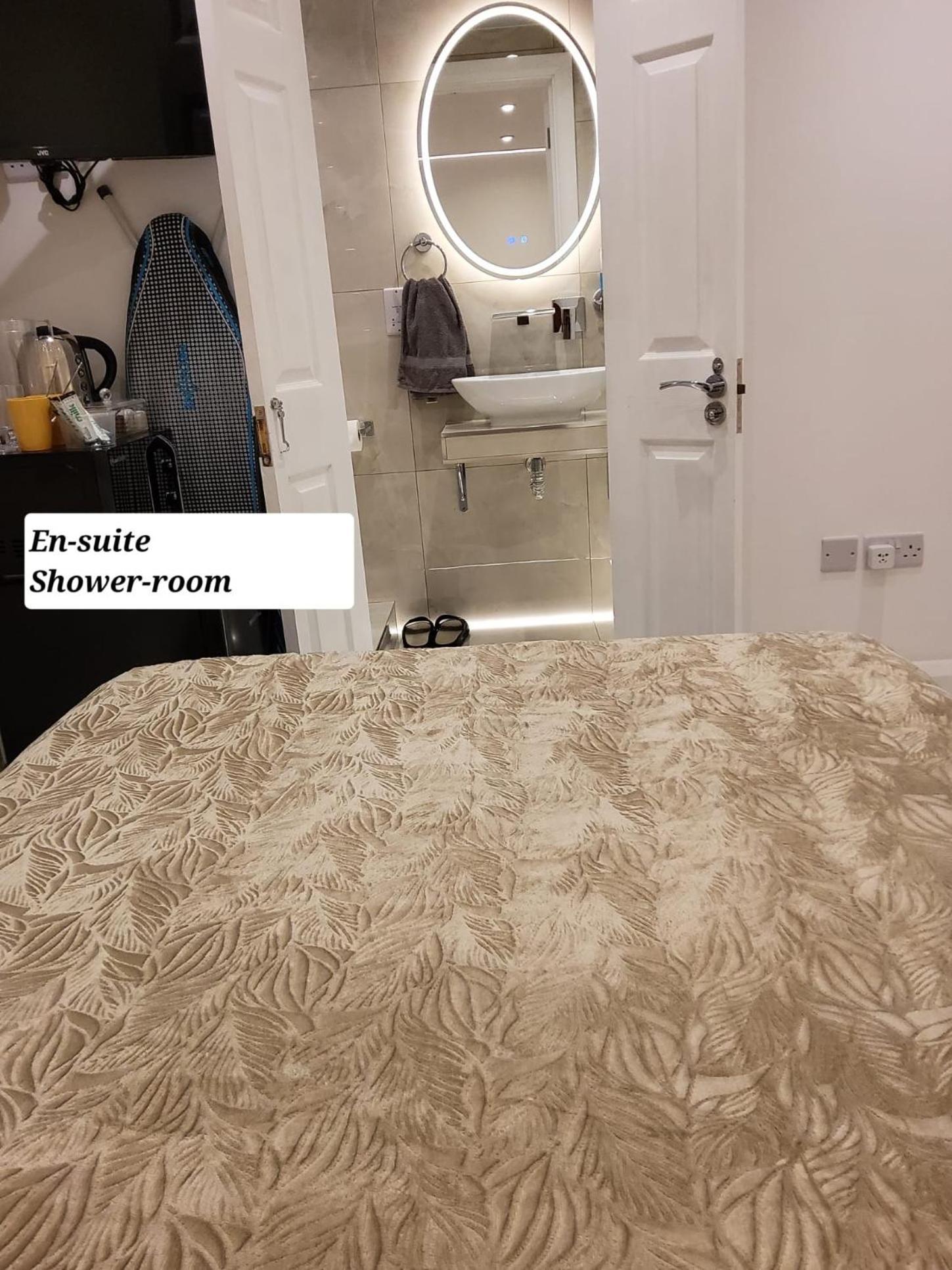 Air Conditioned Modern Double Bed Room With Private Attached Bathroom - Free Parking - Near London Heathrow Airport & Southall Broadway Eksteriør bilde